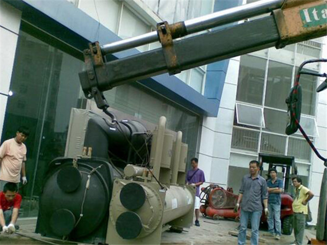 自流井区随车吊和汽车吊的核心区别是什么？哪种更省钱？