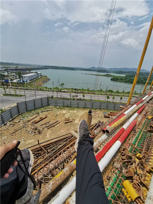 自流井区作业中发生设备损坏或人员意外，责任怎么划分？